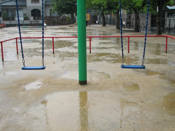 雨の公園