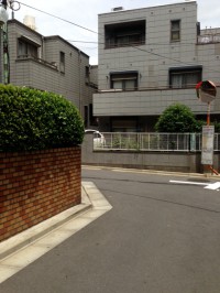 三越マンションに沿って左へ進みます