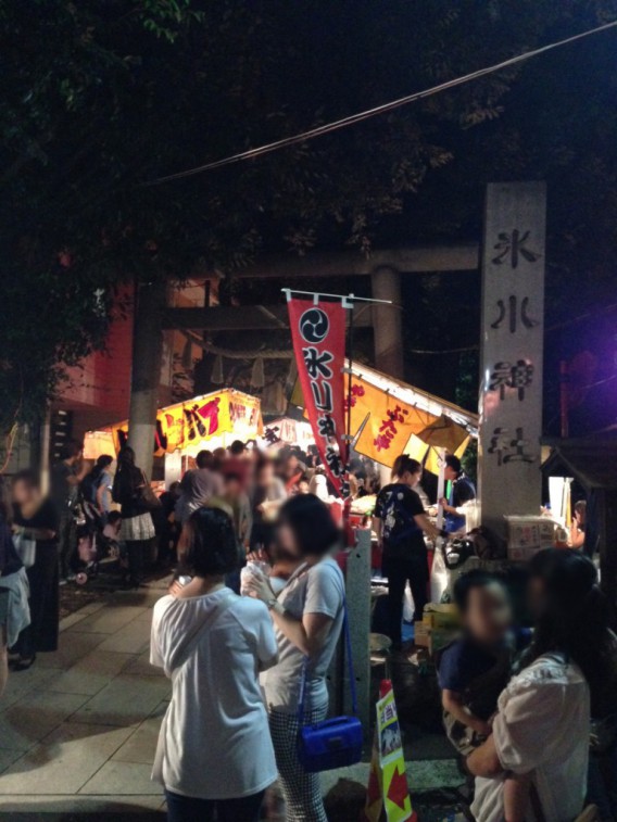 氷川神社2014年秋の祭礼の鳥居周辺の露店