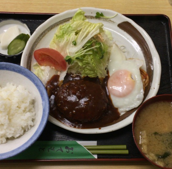 小滝橋通りの大衆食堂さつきのハンバーグ定食