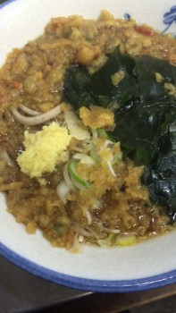 中野駅北口駅前の田舎そばうどん・かさいのたぬきわかめそば生姜