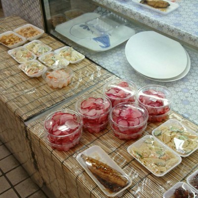 東中野四丁目の鮮魚、総菜店うおこうの店内