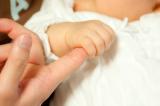 赤ちゃんの手と親の指